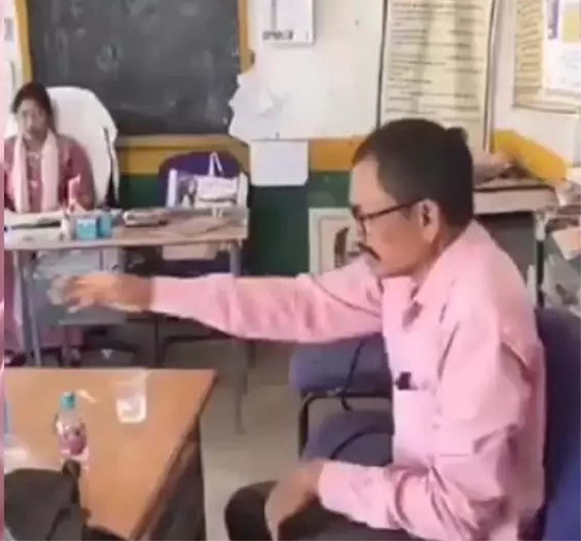 छत्तीसगढ़: शिक्षा के मंदिर को शराबी शिक्षक ने बनाया मयखाना, निलंबित